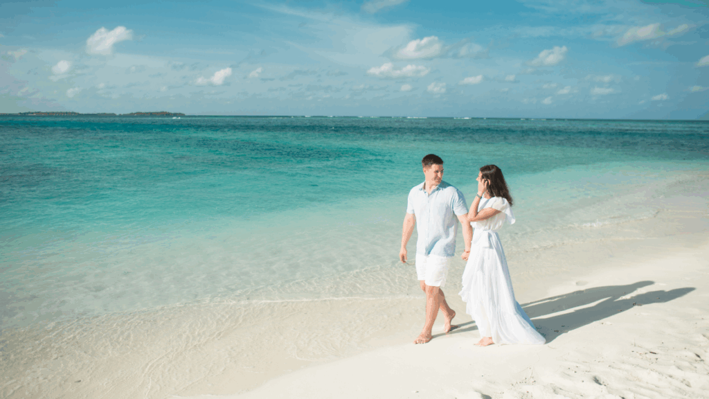 Casal feliz porque comprou sua viagem no Feirão de Viagens